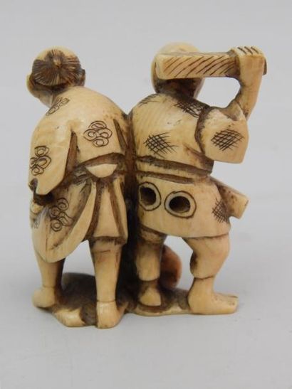 Netsuke en ivoire représentant un couple...