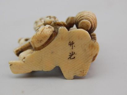 Netsuke en ivoire représentant un couple...