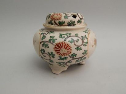 Brûle-parfum tripode en porcelaine « Satsuma »...