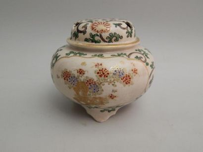 Brûle-parfum tripode en porcelaine « Satsuma »...