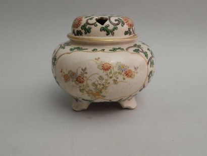 Brûle-parfum tripode en porcelaine « Satsuma »...