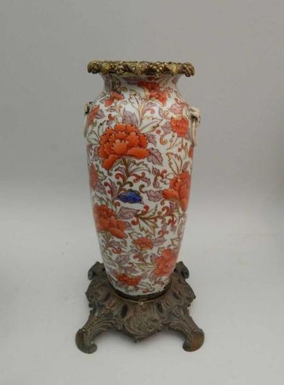 Vase en porcelaine « Imari » à décor en relief...