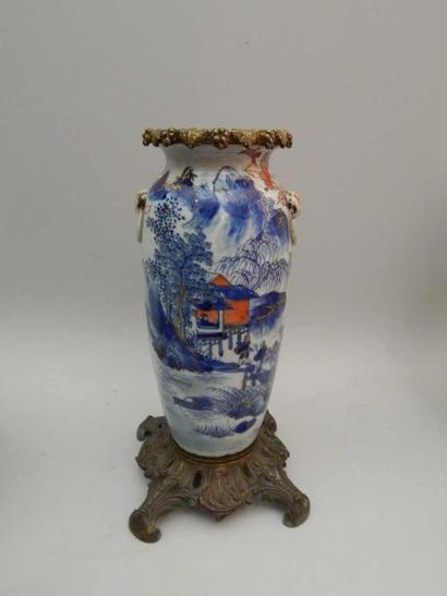 Vase en porcelaine « Imari » à décor en relief...