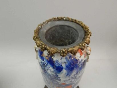 Vase en porcelaine « Imari » à décor en relief...