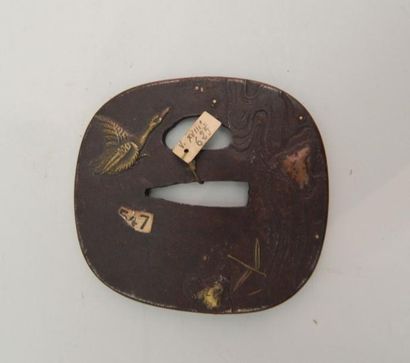 Tsuba kaku gata en fer à décor incrusté dans...