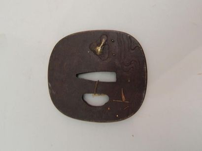 Tsuba kaku gata en fer à décor incrusté dans...