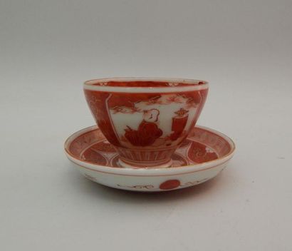 Coupe et soucoupe en porcelaine à décor rouge...