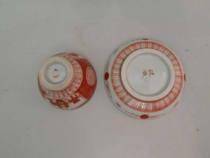 Coupe et soucoupe en porcelaine à décor rouge...
