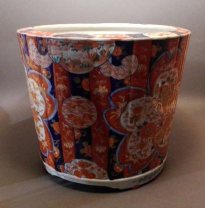 59 bis. Cache-pot en porcelaine à décor Imari.
Epoque...