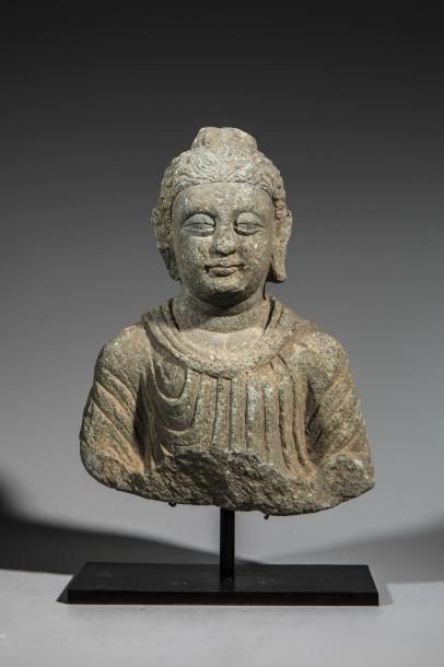 Buste de Bouddha en schiste. H : 26 cm

ART...