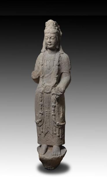 Bodhisattva en grès. Représenté debout, dans...