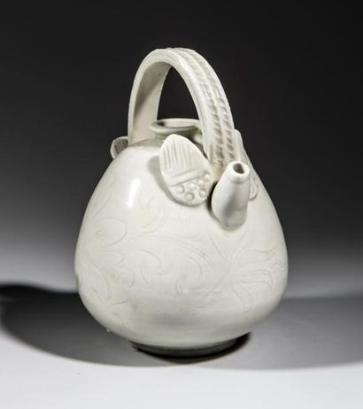 Verseuse en grès porcelaineux à décor incisé...
