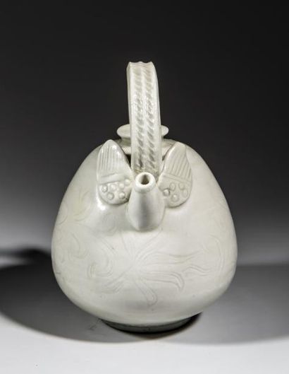 Verseuse en grès porcelaineux à décor incisé...