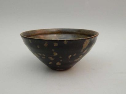« Temoku » Bol en grès à couverte brune,...
