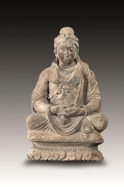 Bodhisattva assis en padmasana, il tient...