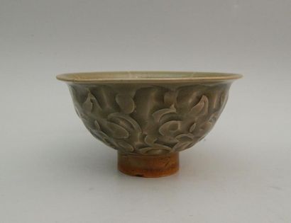 Coupe sur piédouche en grès à décor floral...