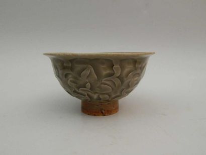 Coupe sur piédouche en grès à décor floral...