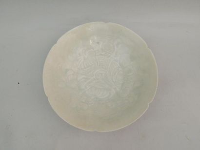 Coupe lobée en grès porcelaineux à décor...