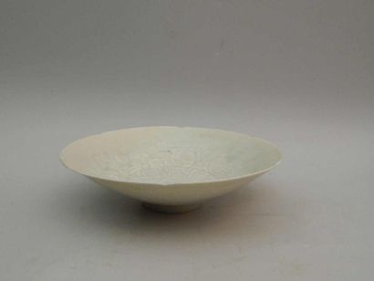 Coupe lobée en grès porcelaineux à décor...