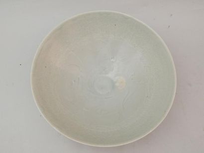 Coupe en grès porcelaineux à décor incisé...