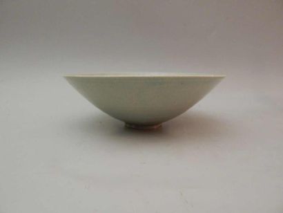 Coupe en grès porcelaineux à décor incisé...