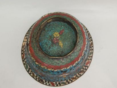 Bol en bronze et émaux cloisonnés à décor...