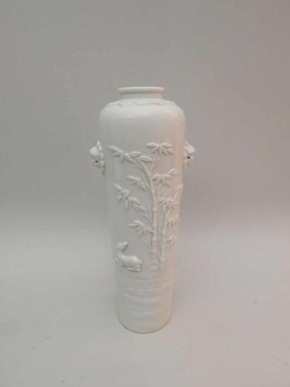Vase en porcelaine “blanc de Chine” à décor...