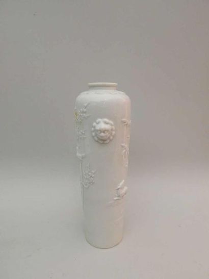 Vase en porcelaine “blanc de Chine” à décor...