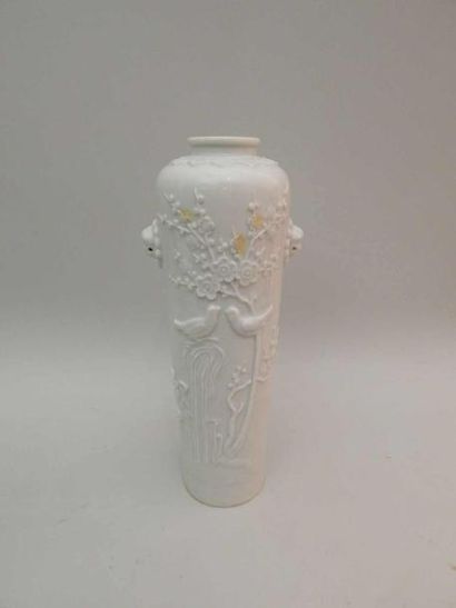 Vase en porcelaine “blanc de Chine” à décor...