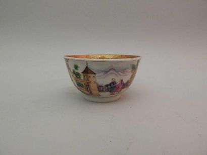Sorbet et soucoupe en porcelaine à décor...