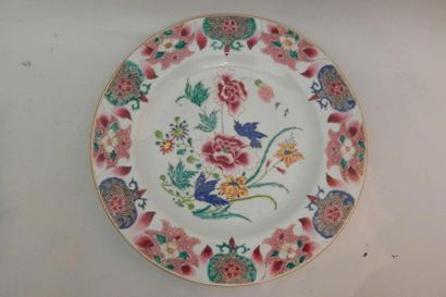 Plat en porcelaine à décor “famille rose”...