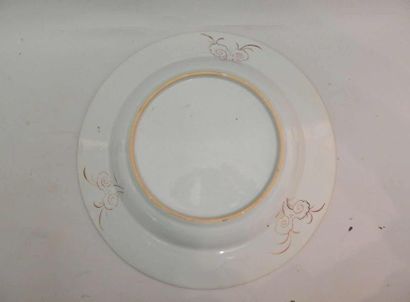 Plat en porcelaine à décor “famille rose”...