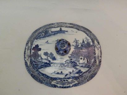 Couvercle ovale en porcelaine à décor “bleu...
