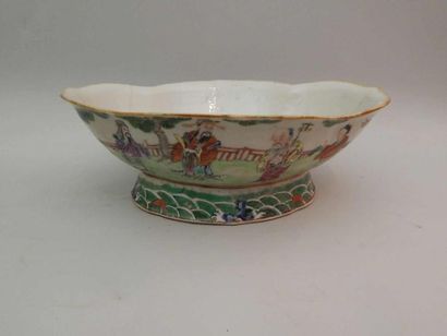 Coupe ovale en porcelaine à décor “famille...