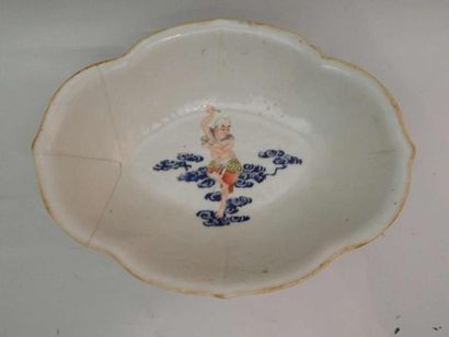 Coupe ovale en porcelaine à décor “famille...