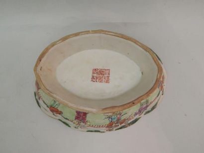 Coupe ovale en porcelaine à décor “famille...