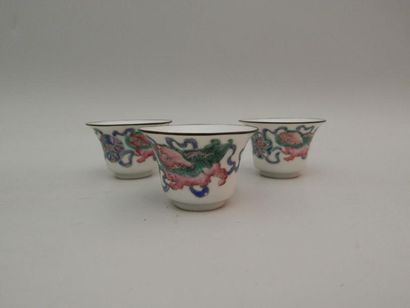 Trois coupes évasées en porcelaine à décor...