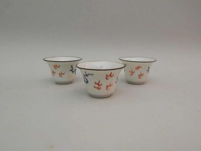 Trois coupes évasées en porcelaine à décor...