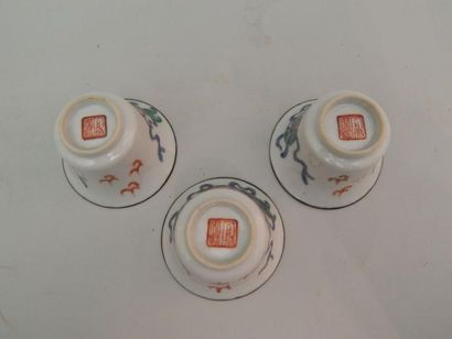 Trois coupes évasées en porcelaine à décor...