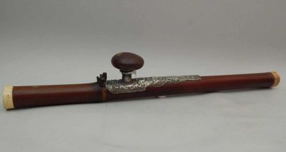 Pipe à opium en bambou, le fourneau en métal...
