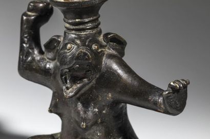 Bougeoir en bronze en forme de truie. 

(XIXe...