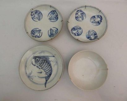 Trois coupelles en porcelaine « bleu blanc »....