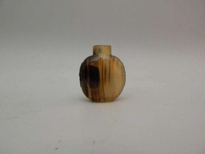 Tabatière ovoïde en agate grise à veines...