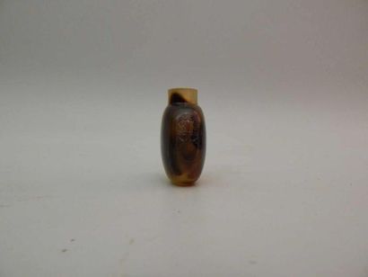 Tabatière ovoïde en agate grise à veines...