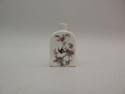 Tabatière rectangulaire en porcelaine à décor...