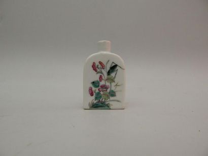 Tabatière rectangulaire en porcelaine à décor...