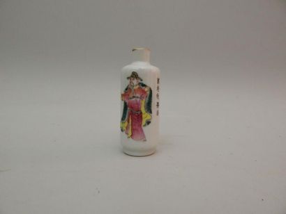 Tabatière cylindrique en porcelaine à décor...