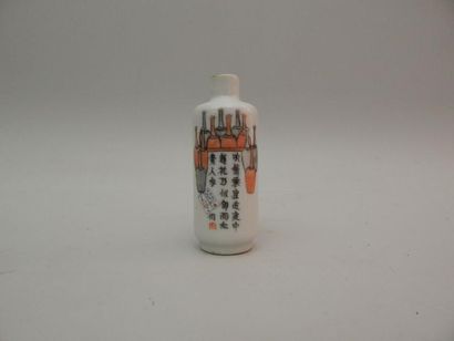 Tabatière cylindrique en porcelaine à décor...