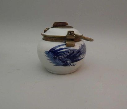 Pipe à eau en porcelaine “bleu de Hue” à...