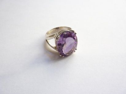BAGUE en argent (925/°°), ornée d'une améthyste...